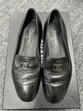 CHANEL Black Leather CC Emblem Loafers